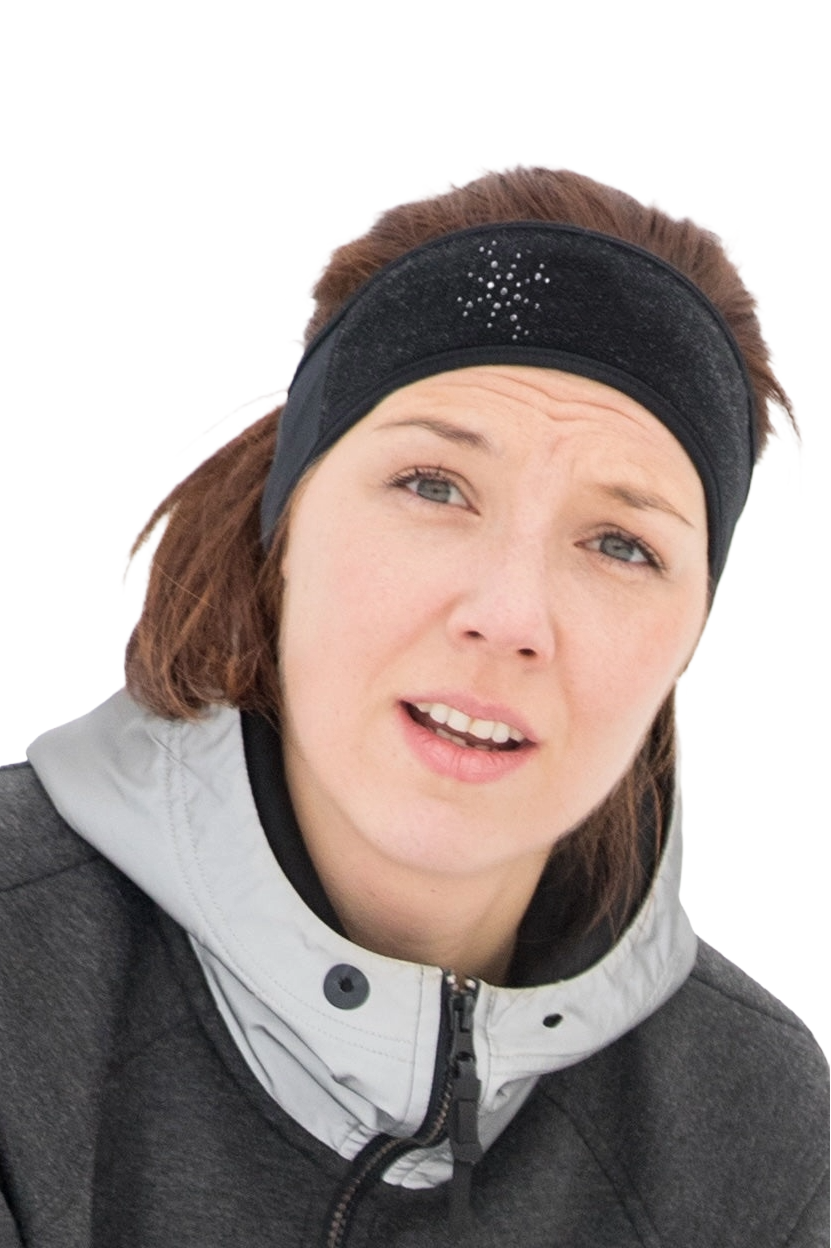 Frau mit Stirnband mit Straßmotiv und grauer Winterjacke.