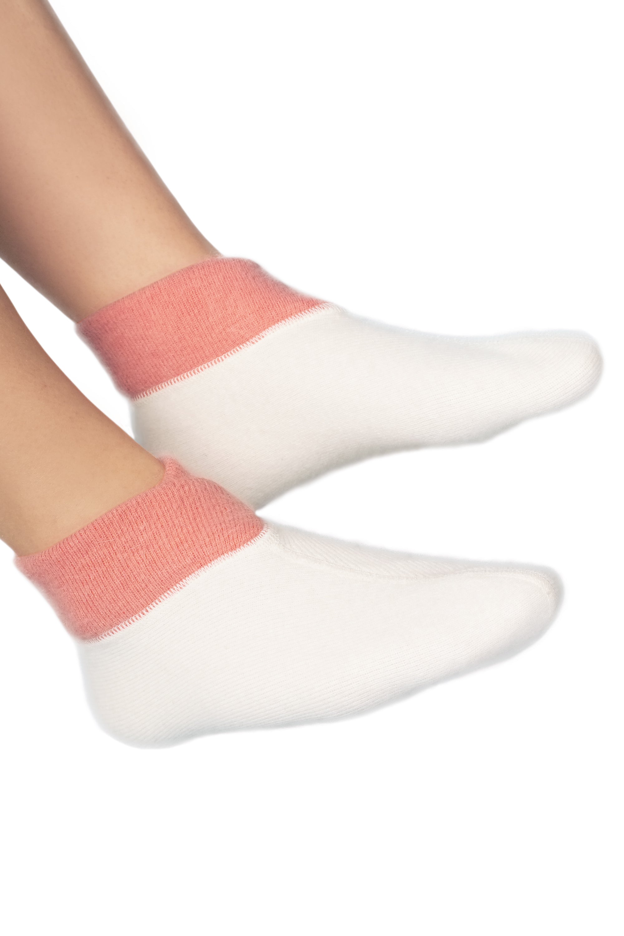 Fußwärmer mit extraweitem Bund aus Angora für wohlige Wärme.