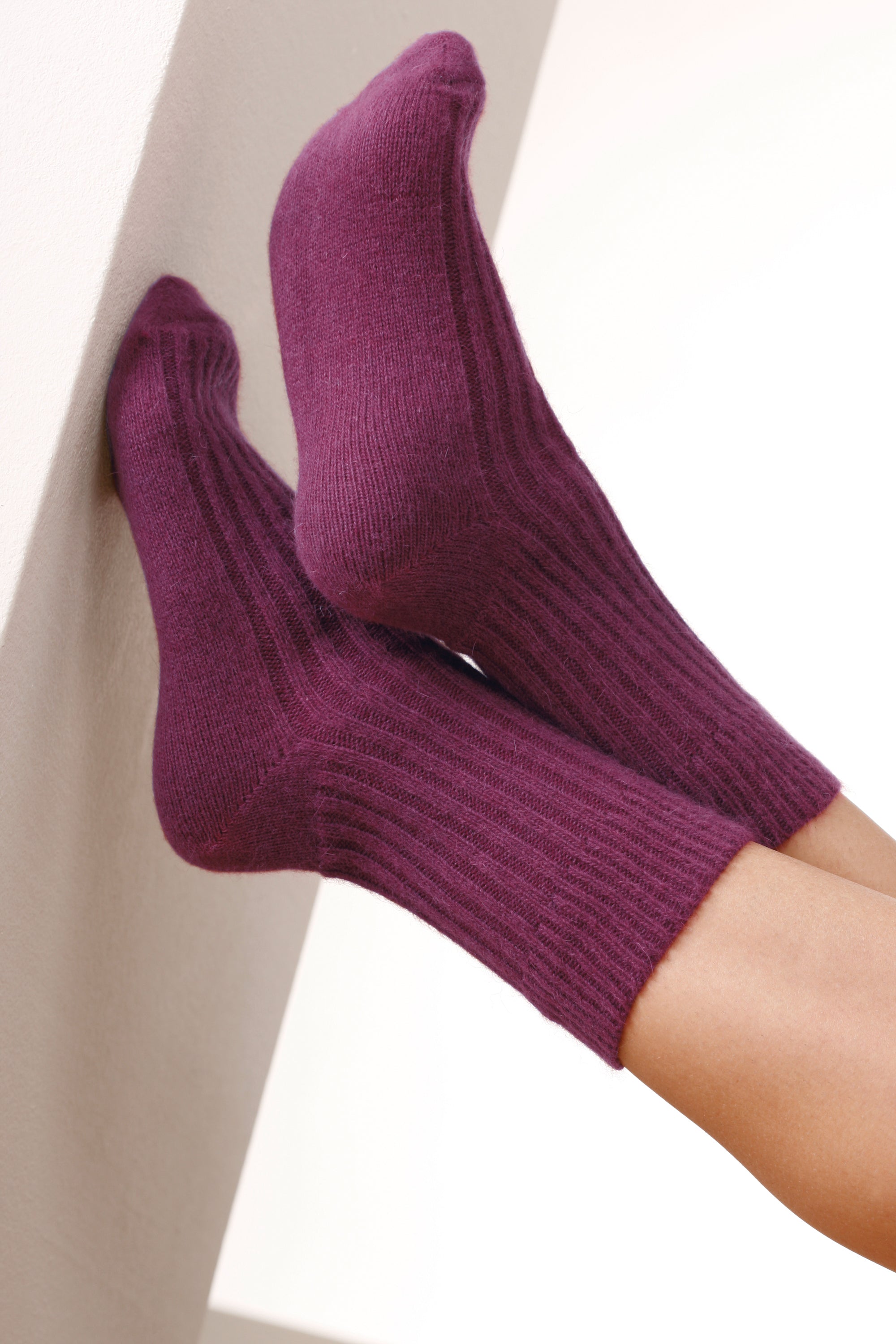 Gestrickte Socken - Kuscheldinger aus Angorawolle für Wärme und Komfort.